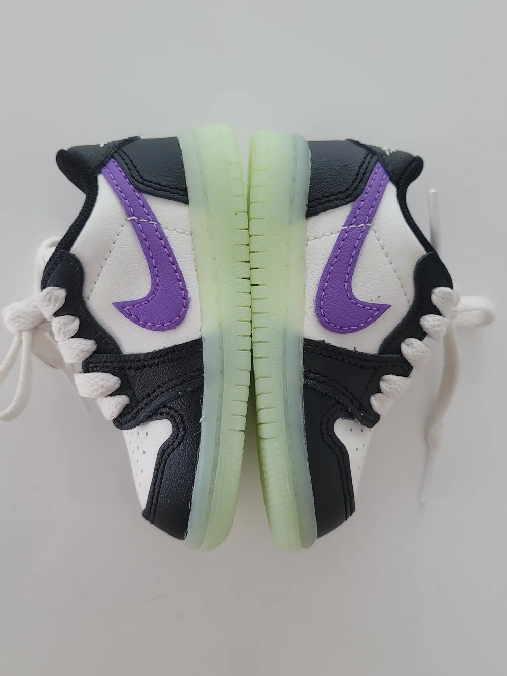 Nike Kids Low-Top Sneakers in White, Black & Purple with Glow Sole US 4C/EUR19.5